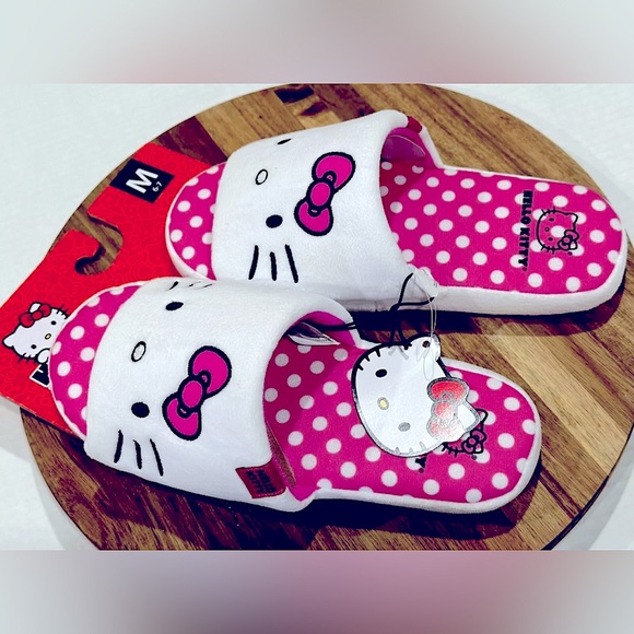 Hello Kitty Women’s M6-7 Pink & White Slippers - NWT - Fast Shipping - Picture 1 of 8